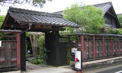 ���X�͂P�O�O�N�O���痧�Ƃ����Ö���