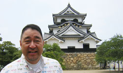 ����ς݂̐Ί_�̏�ɂ��т���O�w�O�K�̍���̓V��͎��ɔ�����