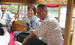 �D������̐����𕷂��Ȃ���T�O���Ԏ��񂷂�