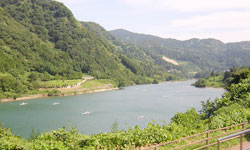 �G�������h�O���[���̐�ʂł́A���K�p�̃{�[�g���X�C�X�C�C�����悳�����ɑ����Ă���