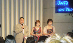 �o�b�N�E�R�[���X�t���ŉ̂킹�Ă��炤