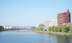 �s���𗬂�鋾��̌i�F��������